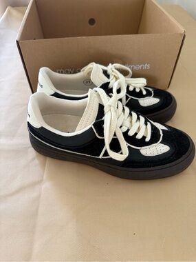 Black & Cream Low-Top Women's Sneakers - Stylish Everyday Comfort